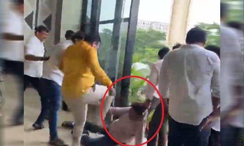 BJP Workers Attack Officer in Bhubaneswar Municipal Office