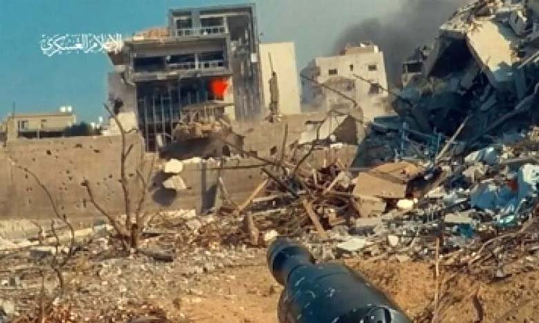 Hamas Al-Qassam Brigades Seize Weapons from Israeli Soldiers