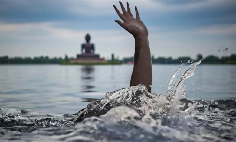 29 Year Old Woman Jumps into Hussain Sagar Lake in Front of Her Children Dies by Suicide